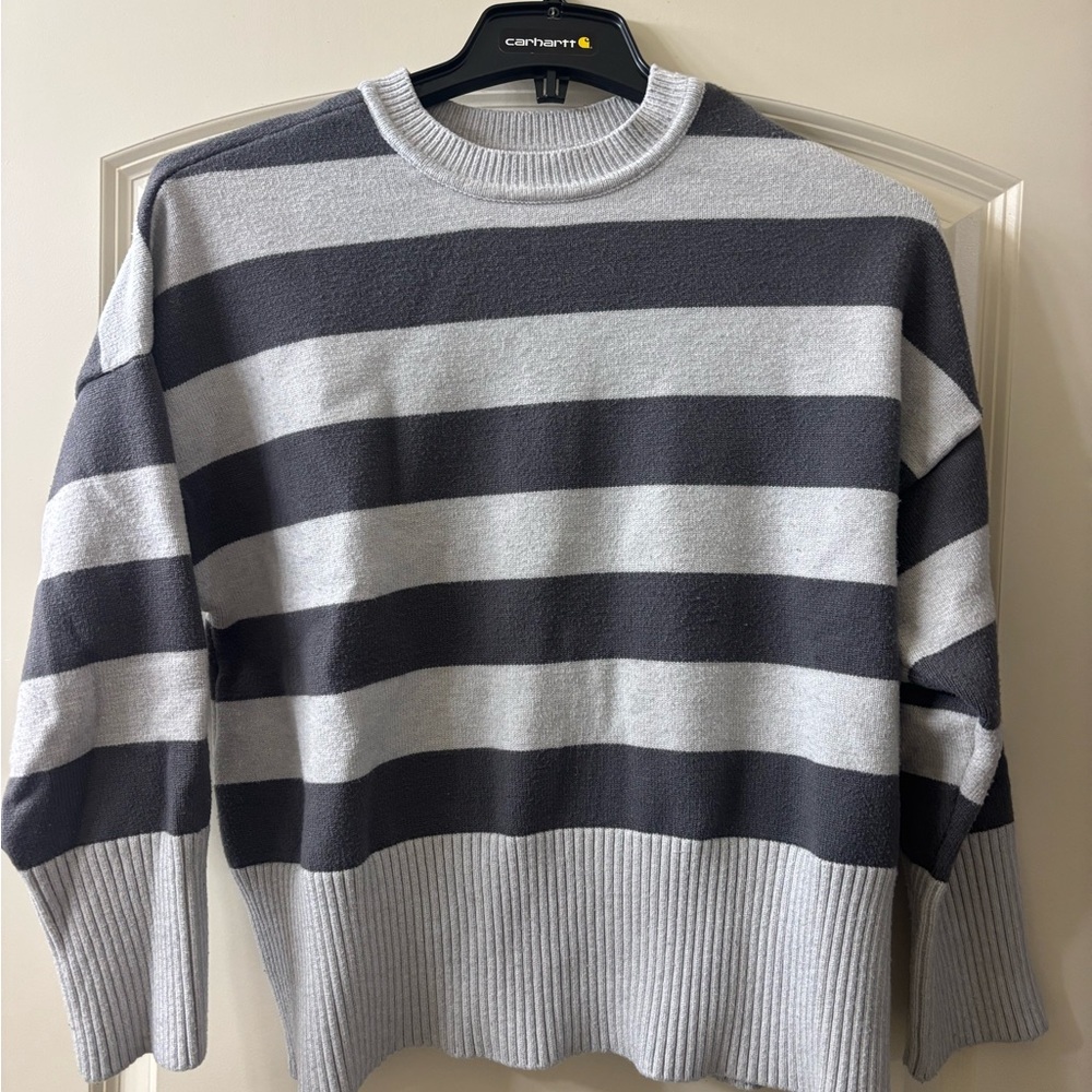 Kendall & Kylie woman’s  Charcoal and Light Gray Crewneck Sweater